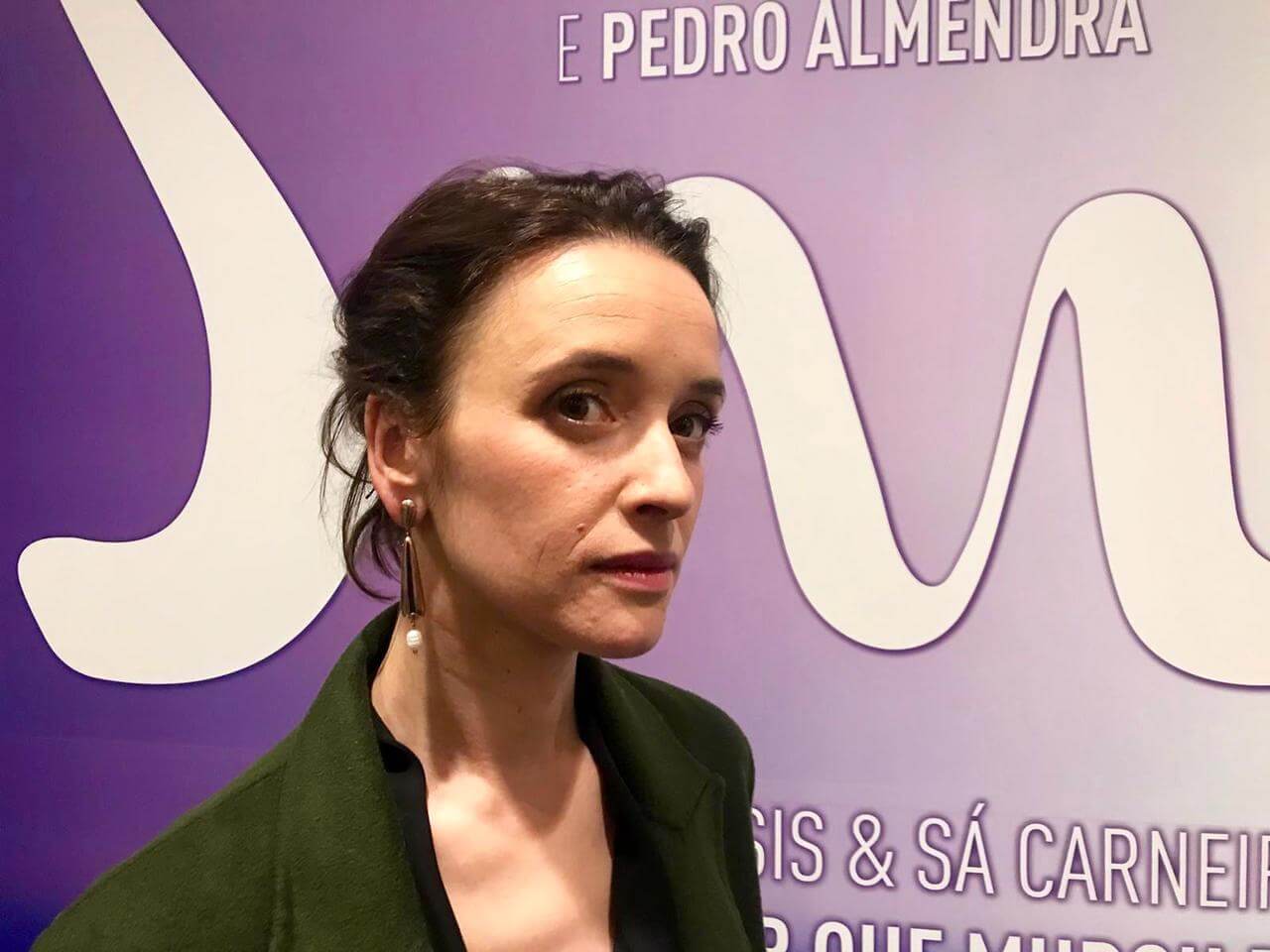 A atriz portuguesa Maria João Pinho com nosso brinco na inauguração de seu filme em Lisboa