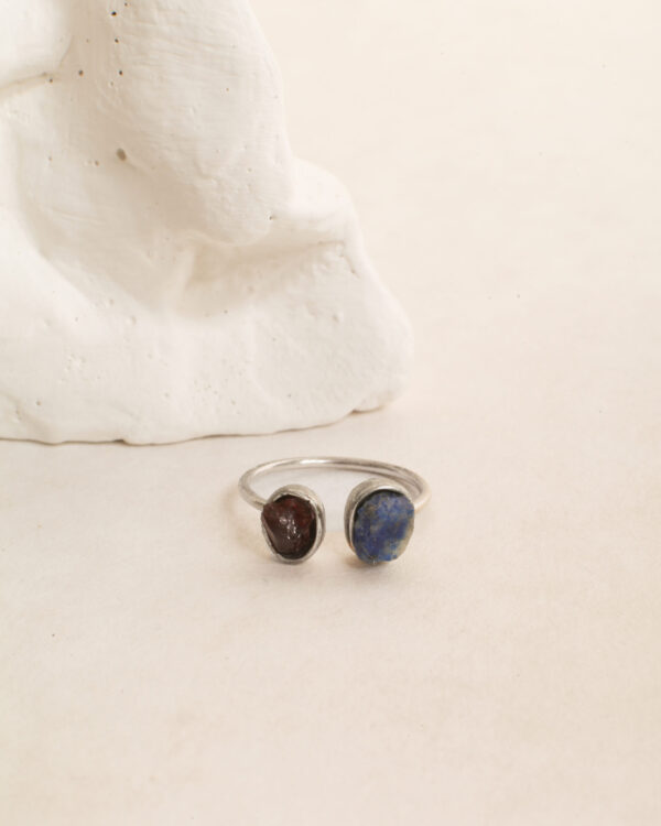 anel-granada-lápis-lázuli-plume-joias